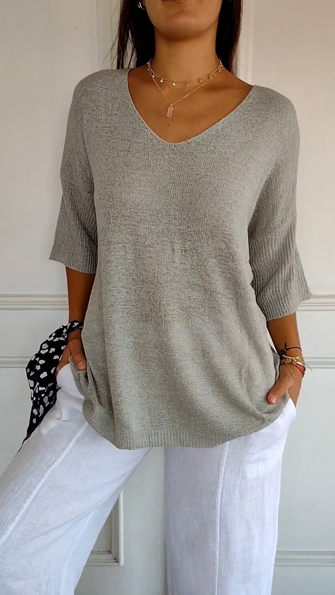 Pull Col V à Manches 3/4 – Élégance et Confort