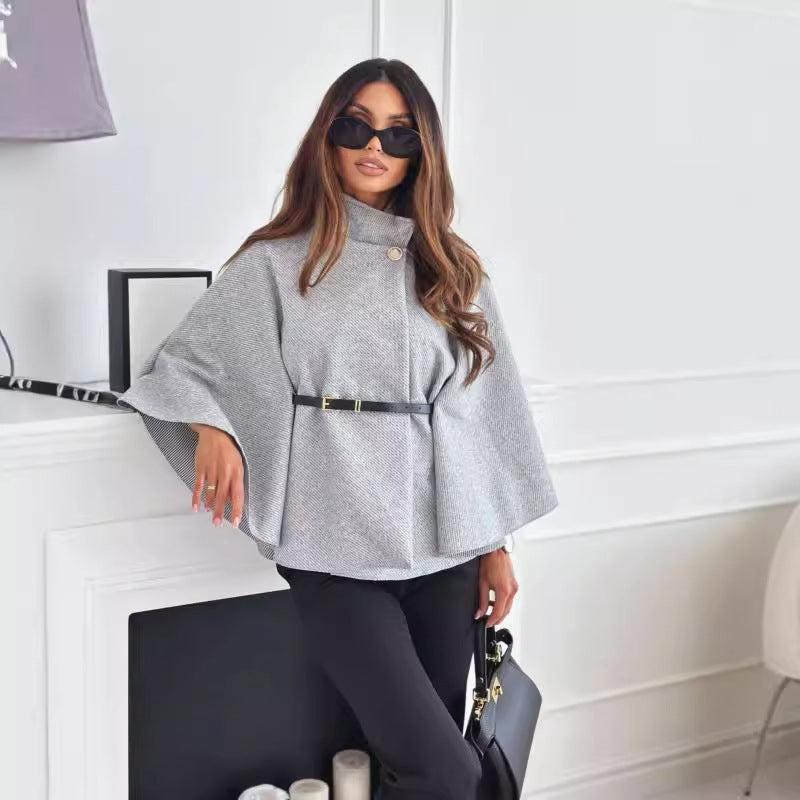 Manteau cape ceinturé à col montant silhouette fluide et affirmée