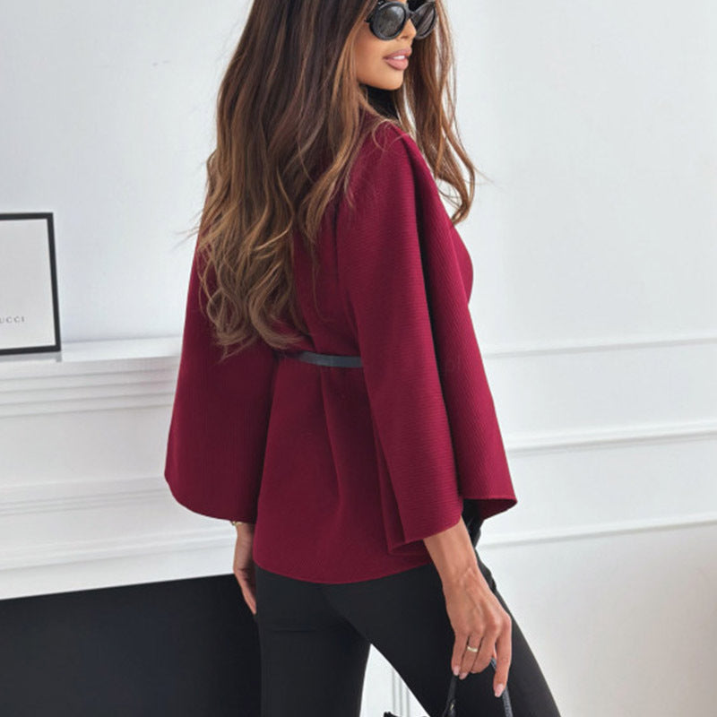 Manteau cape ceinturé à col montant silhouette fluide et affirmée