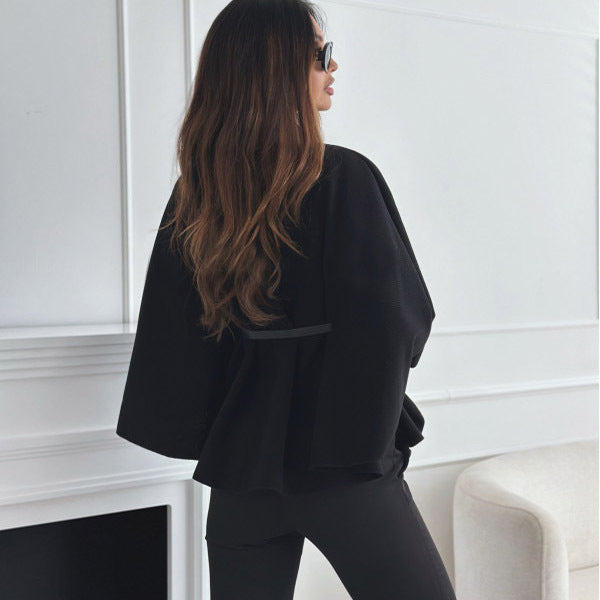 Manteau cape ceinturé à col montant silhouette fluide et affirmée