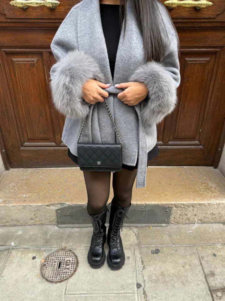 Manteau long avec manches en fourrure