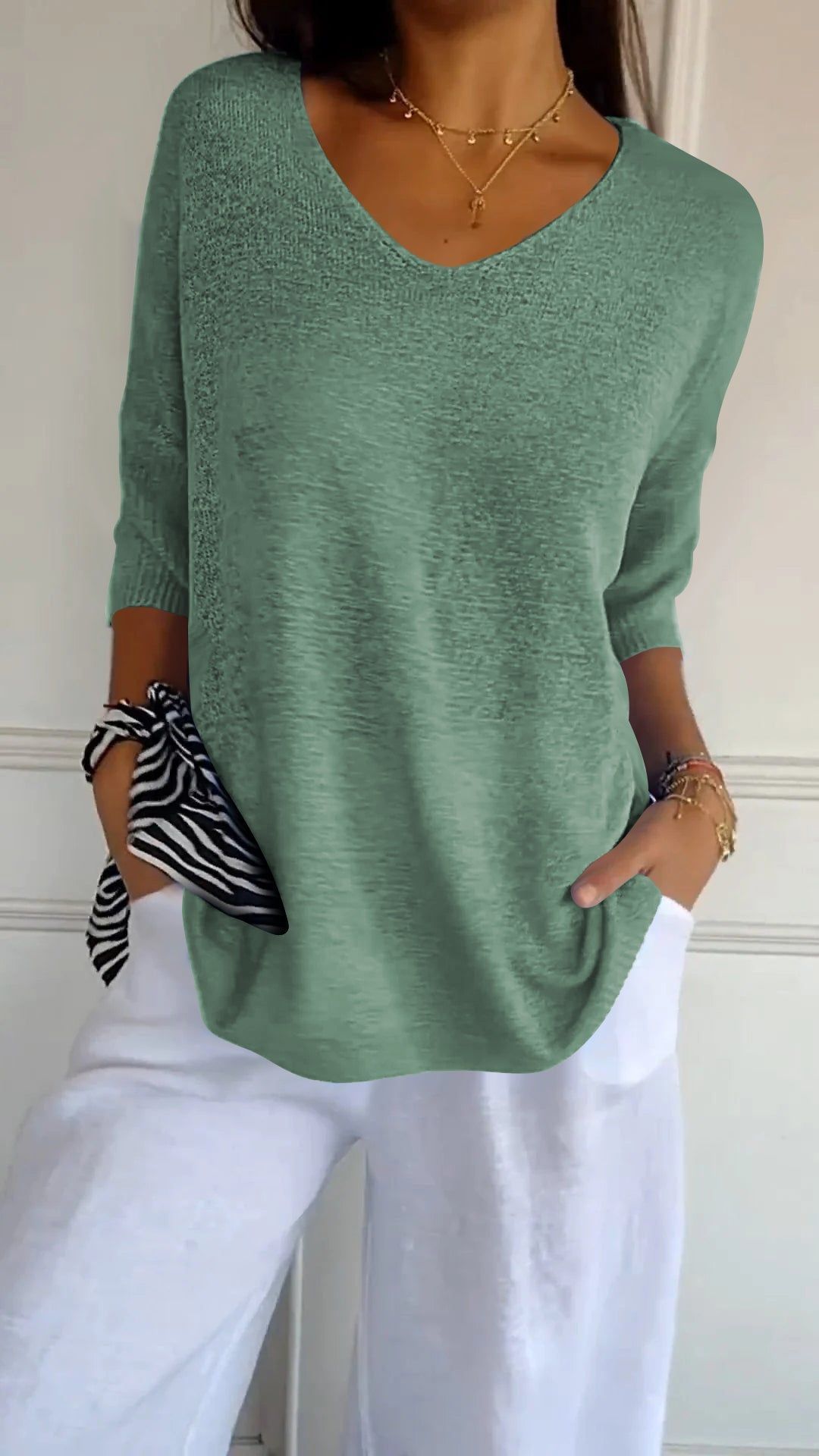 Pull Col V à Manches 3/4 – Élégance et Confort