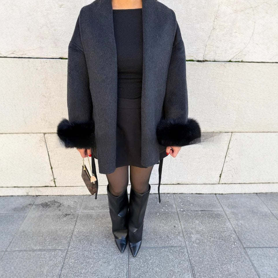 Manteau long avec manches en fourrure