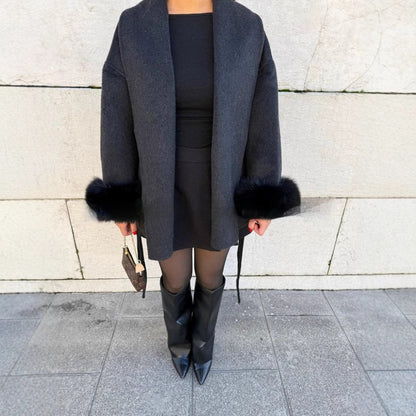 Manteau long avec manches en fourrure